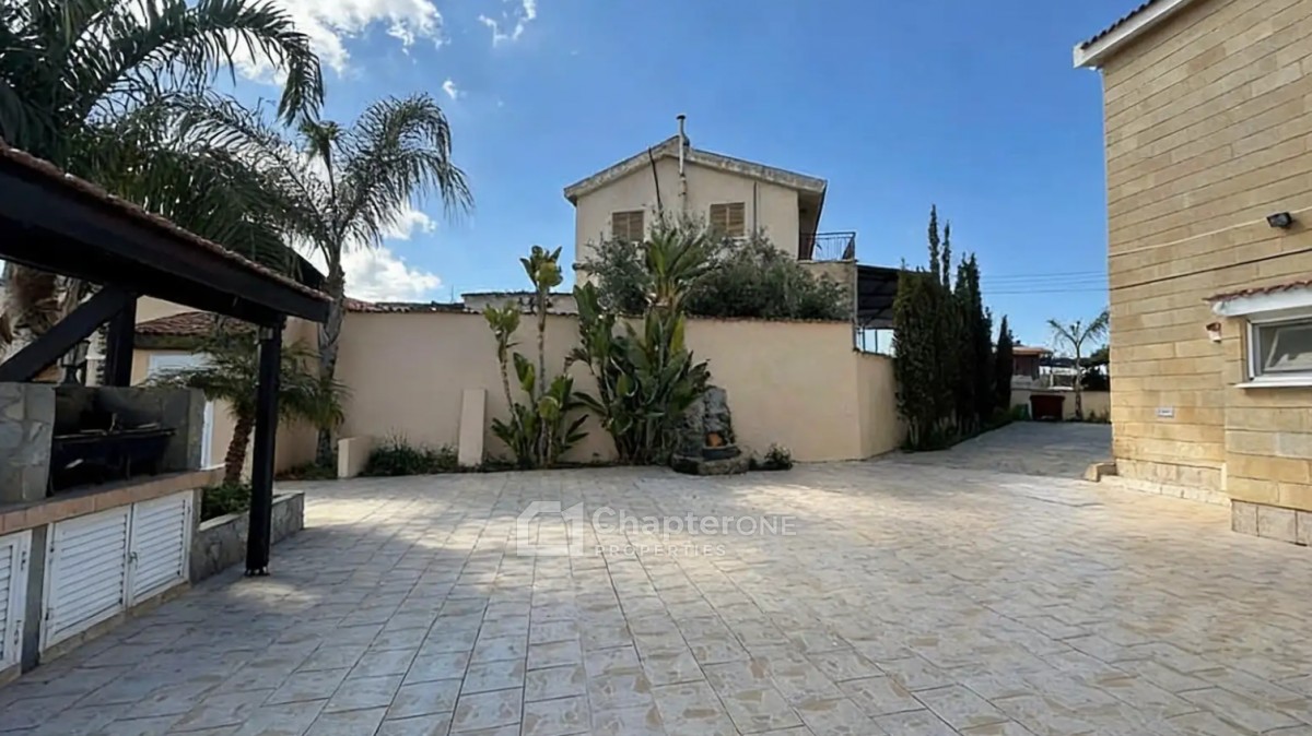 Detached Villa For Sale  in  Palaiometocho