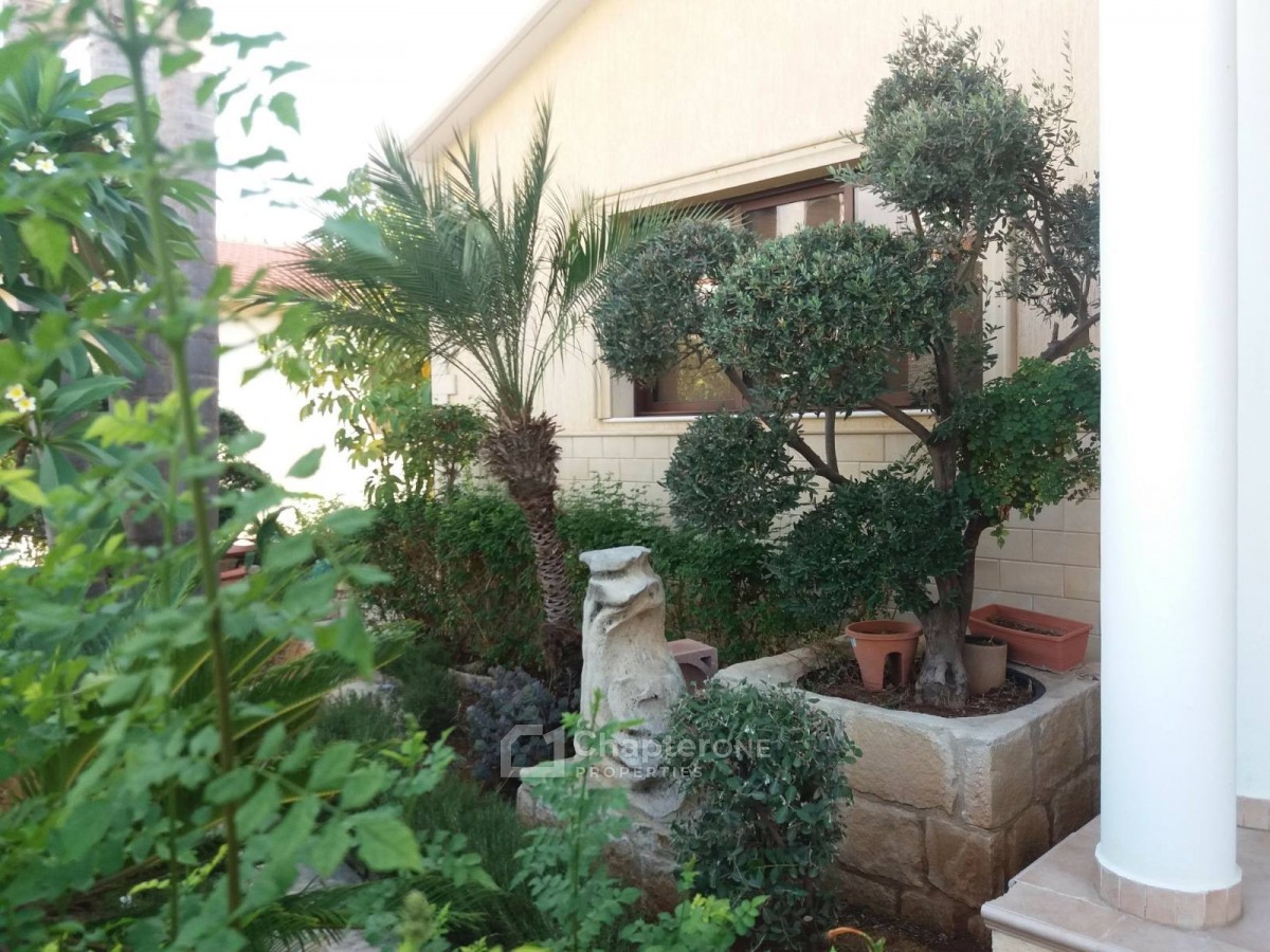 Detached Villa for sale in Empa